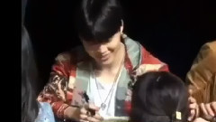 JIMIN(防弹少年团) - 新娜拉签售会更新:摸粉丝头的朴智旻JIMIN