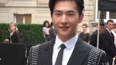 杨洋 - 杨洋2016-2017巴黎时装周ValentinoShow场外花絮