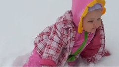 音乐短片 - The baby play with snow scene video highlights for the first time