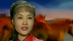 拉着中华妈妈的手