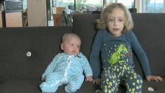 搞笑音乐,音乐短片 - Baby Unimpressed With Older Brother's Singing