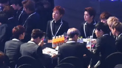 EXO - 开勋被溅到饮料后