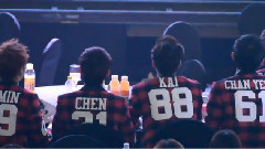 EXO - 观看前辈表演