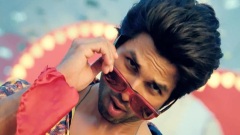 Shahid Kapoor - Tu Mere Agal Bagal Hai