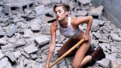 Miley Cyrus - Wrecking Ball