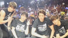 CNBLUE - 台上拍照