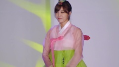 A Pink,郑恩地(A Pink) - 朴秀女韩服开幕仪式