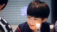 TFBOYS - 重庆机场休息室 小凯让源源背书