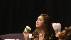 少女时代,Jessica - Gaon颁奖礼台下拿花自嗨郑秀妍