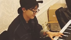 EXO - 灿烈Ins更新一则:加油 Super Power～～～～～～～～