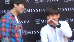 沈昌珉,东方神起 - 昌珉看见圭贤的广告牌 Missha Event BKK 饭拍版 13/03/24