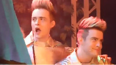 Jedward - Jedward把妈妈扮成Belle