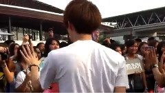 模仿翻唱 - 白白泰国男饭在曼谷SMT场外跳MAMA