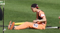 EXO - 草地脱鞋玩耍