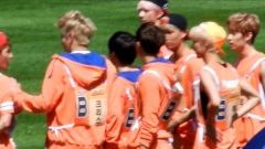 EXO - 在草地上玩闹