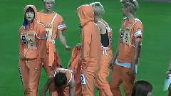 EXO - 在草地上玩闹