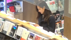 俞利(少女时代),少女时代 - 仁川机场逛书店