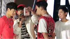 Bobby(iKON),iKON - 允亨和Bobby掰手腕