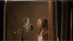 Ariana Grande - Christmas Kisses 宣传片
