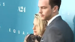 Kristen Stewart - Equals洛杉矶首映拍照 采访