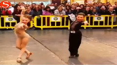舞蹈视频 - The United States' cute girl jump ballroom dancing to conquer