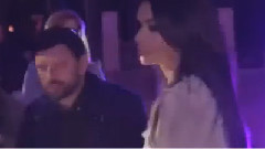 音乐短片 - Pilnowała, by bluzka nie odsłoniła za dużo, ale ona i tak wciąż się rozchylała