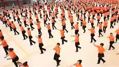 舞蹈视频 - 乌兰托娅领衔2000人齐跳套马杆广场舞