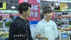 李宇春 - 花絮:李宇春买菜遇老乡狂飙乡音 与粉丝电话嗨歌温馨甜蜜