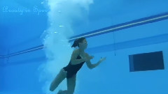 音乐短片 - 游泳在水中的身影和优雅动人
