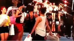 音乐短片 - 性感的女孩在车展上唱出美丽的歌曲