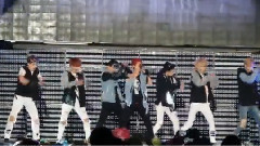 MONSTA X,元虎(MONSTA X),亨源(MONSTA X),玟赫(MONSTA X) - Trespass-MONSTA X 雨中表演