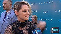 音乐短片 - 克里斯汀.斯图尔特解释了她的新的金发- E!从生活