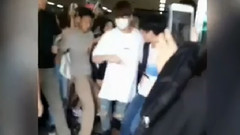 防弹少年团,田柾国(防弹少年团),V(防弹少年团) - 金浦机场接机 拥挤的出口跌倒的田柾国