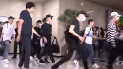 V(防弹少年团),田柾国(防弹少年团),防弹少年团 - AsiaToday新闻频:粉丝围堵速战速决机场逃离的防弹少年团