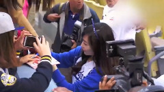 Tiffany(少女时代),少女时代 - 黄美英签名握手打招呼视频CUT一则