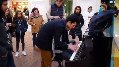 欧美群星 - Amazing improvisation piano players at train station in Paris