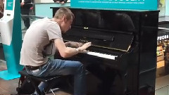欧美群星 - Passenger Impressively Plays Piano at Train Terminal in Paris