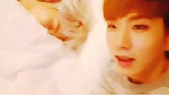 玟赫(MONSTA X) - 玟赫睡着了基贤打开V把他叫醒(神睡颜)那笑..那腿..