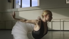 欧美群星,舞蹈视频 - NYC Ballet's Ashley Bouder and Sara Mearns on Peter Martins' SWAN LAKE