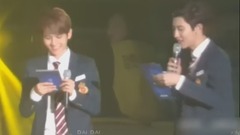 边伯贤(EXO),朴灿烈(EXO) - Love Me Like You Do