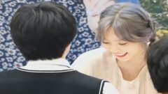 少女时代,太妍(少女时代) - 聊到笑趴在桌上