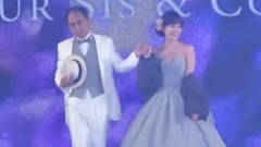 AKB48,小嶋阳菜 - トレエン斎藤、白タキシード姿でこじはるエスコート 手と手を取り合って…