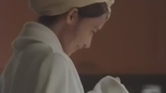 少女时代,允儿(少女时代) - 安娜煮着拉面 开心的跳起舞