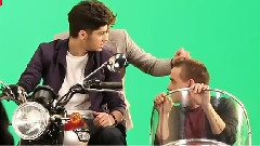 One Direction - Kiss You