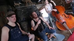 Steve 'n' Seagulls - Run To The Hills