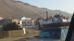 音乐短片 - Man transports ducks to market in unusual way