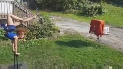 音乐短片 - Girl Performs Impressive Archery With Her Feet