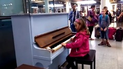 音乐短片 - 小女孩街头弹钢琴