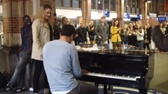 音乐短片 - 钢琴爱好者聚集弹琴