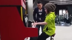 音乐短片 - Girls Abroad Street Piano